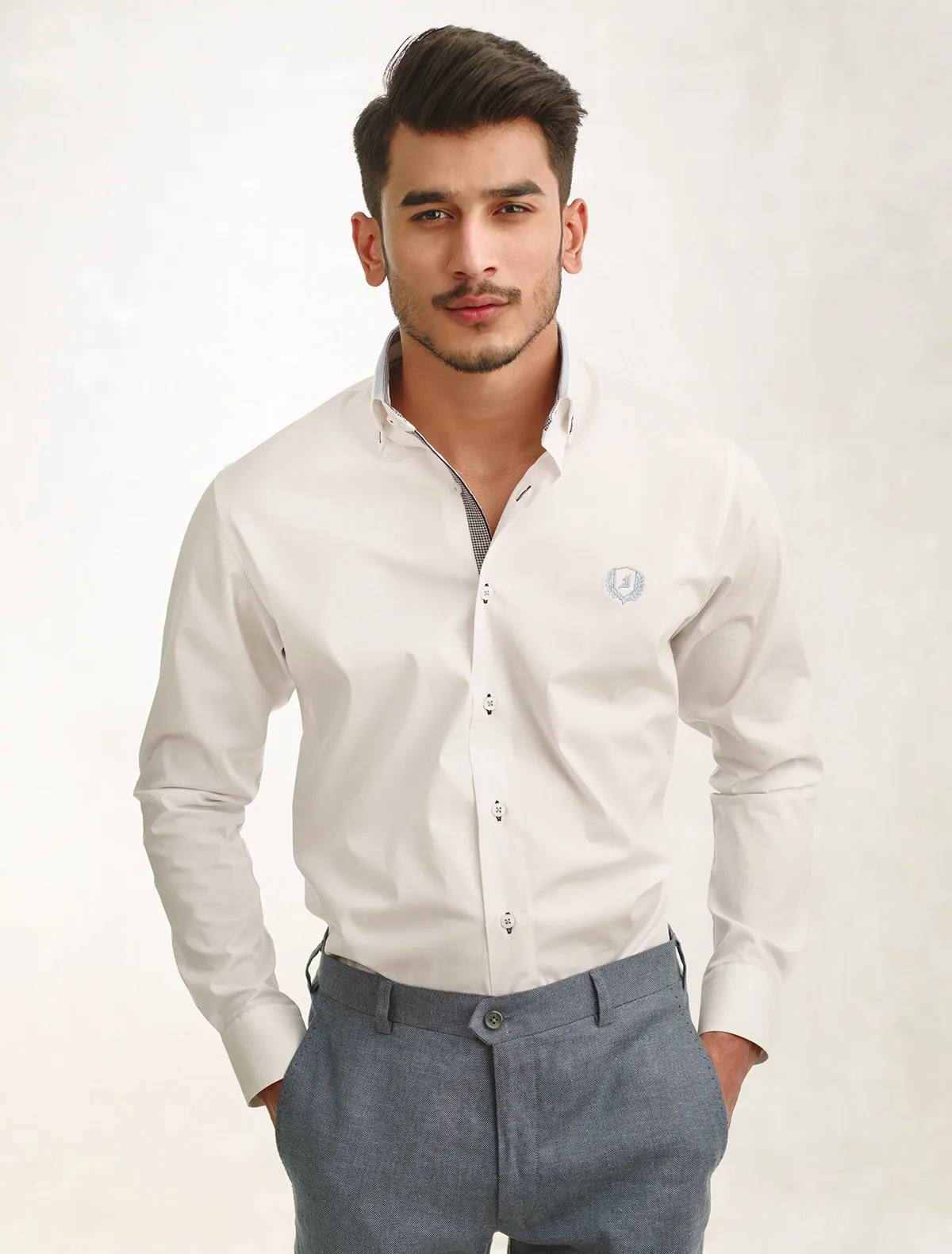 CRISP WHITE SHIRT FEATURING BUTTON DOWN COLLAR